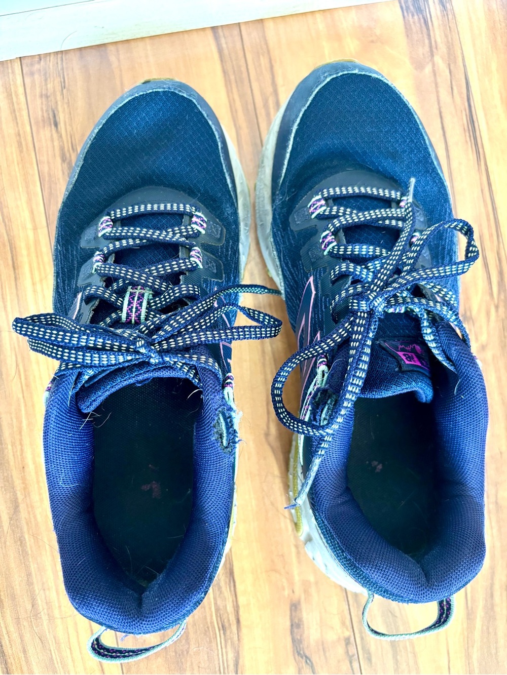 Pre-loved New Balance Navy Hiking Sneakers with Pink Accents size 9 - Picture 4 of 10